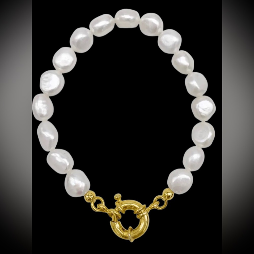 Authentic 🆕 Pearl Bracelet. White Pearls 7.5-8mmW, Gold Clasp.